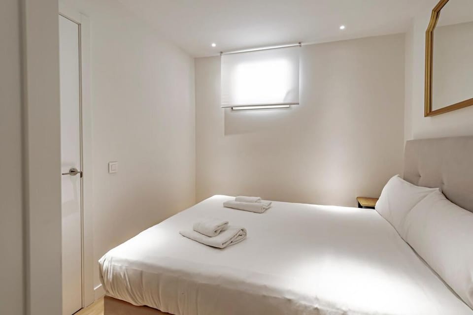 CB10 - Stylish Modern Apartment- 5-minute walk to Gran Vía Apartment in Centro