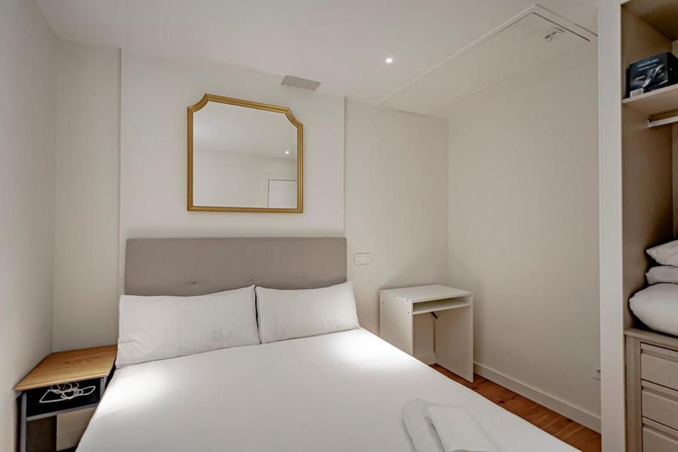 CB10 - Stylish Modern Apartment- 5-minute walk to Gran Vía Apartment in Centro
