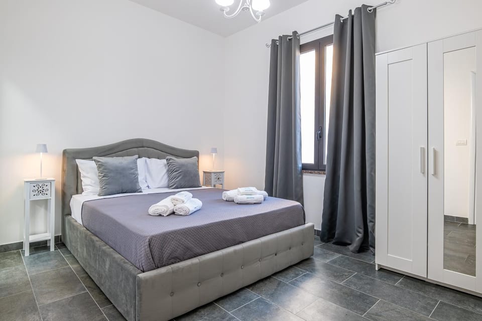 Bed, Bedroom, towels, wardrobe