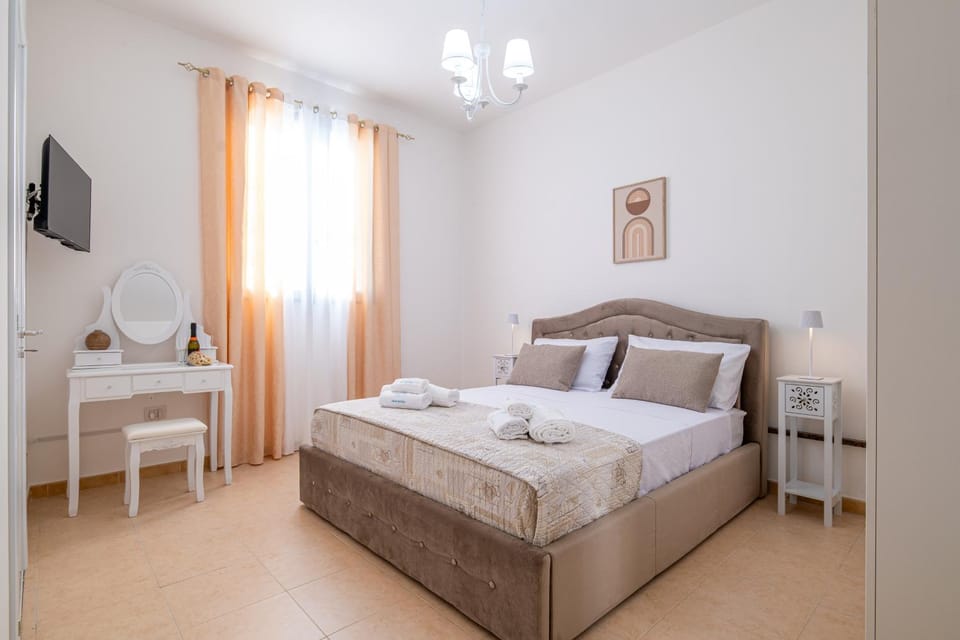 Bed, TV and multimedia, Photo of the whole room, Bedroom, towels