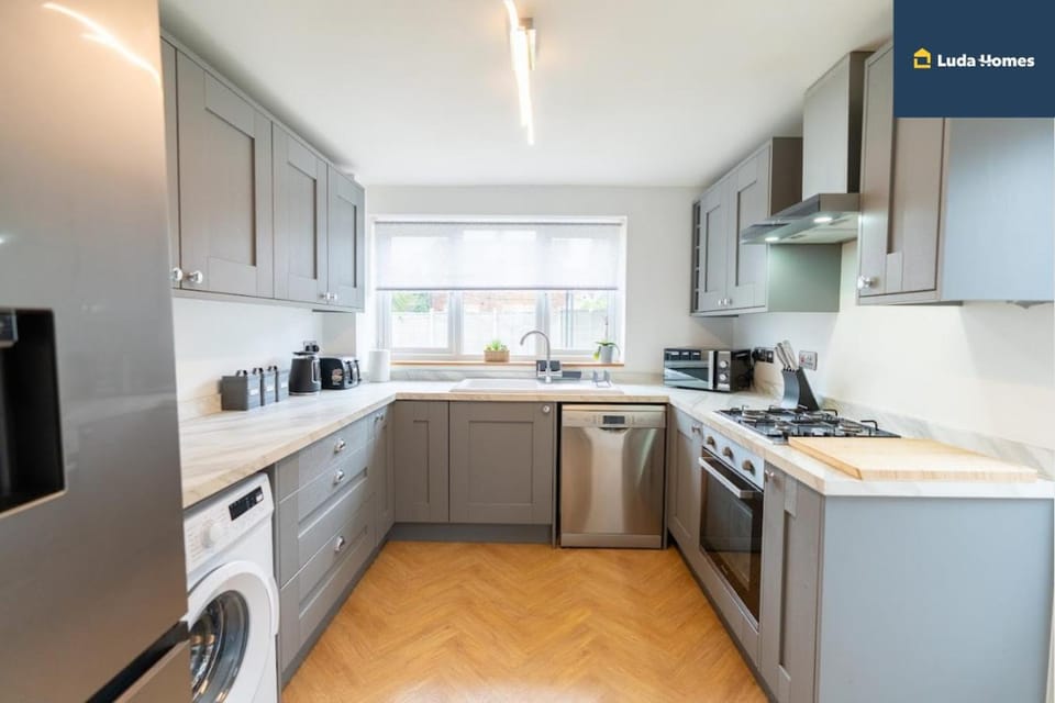 Kitchen or kitchenette, dishwasher, oven, toaster