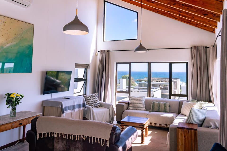 Communal lounge/ TV room, TV and multimedia, Seating area, Dining area, Sea view