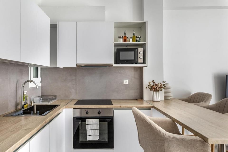 Kitchen or kitchenette, Dining area, dishwasher, microwave, oven, stove, toaster