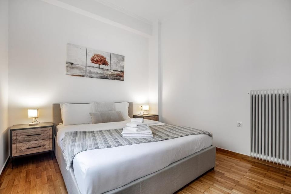 Bed, Photo of the whole room, Decorative detail, Bedroom, towels, air conditioner