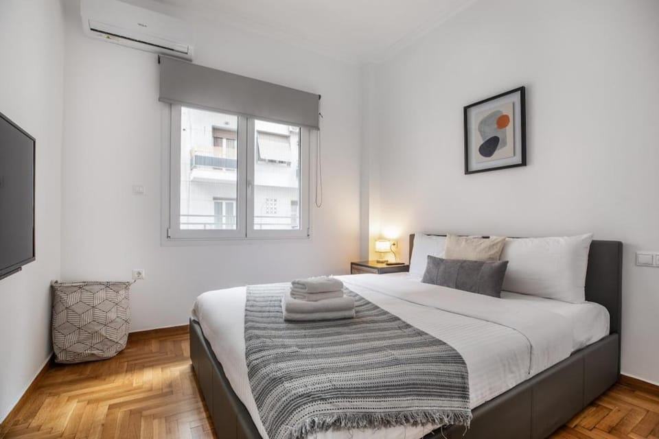 Bed, TV and multimedia, Photo of the whole room, Bedroom, towels, air conditioner