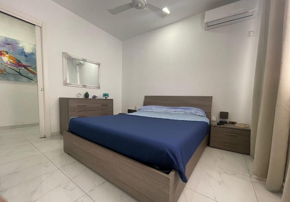 Bedroom, air conditioner