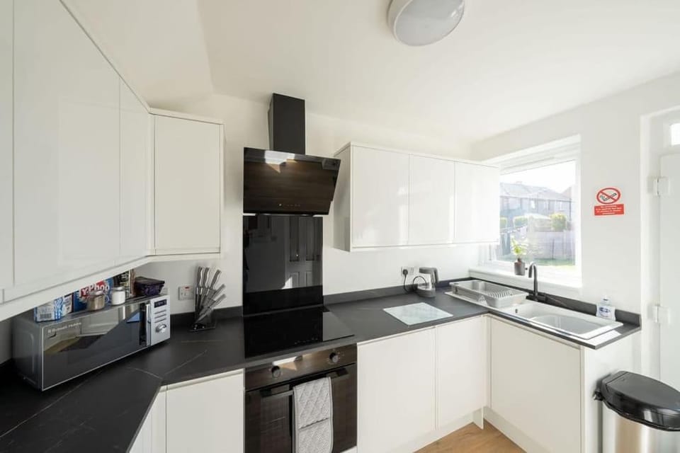 Derry House - Spacious 3 bed house with parking in Aberdeen House in Aberdeen