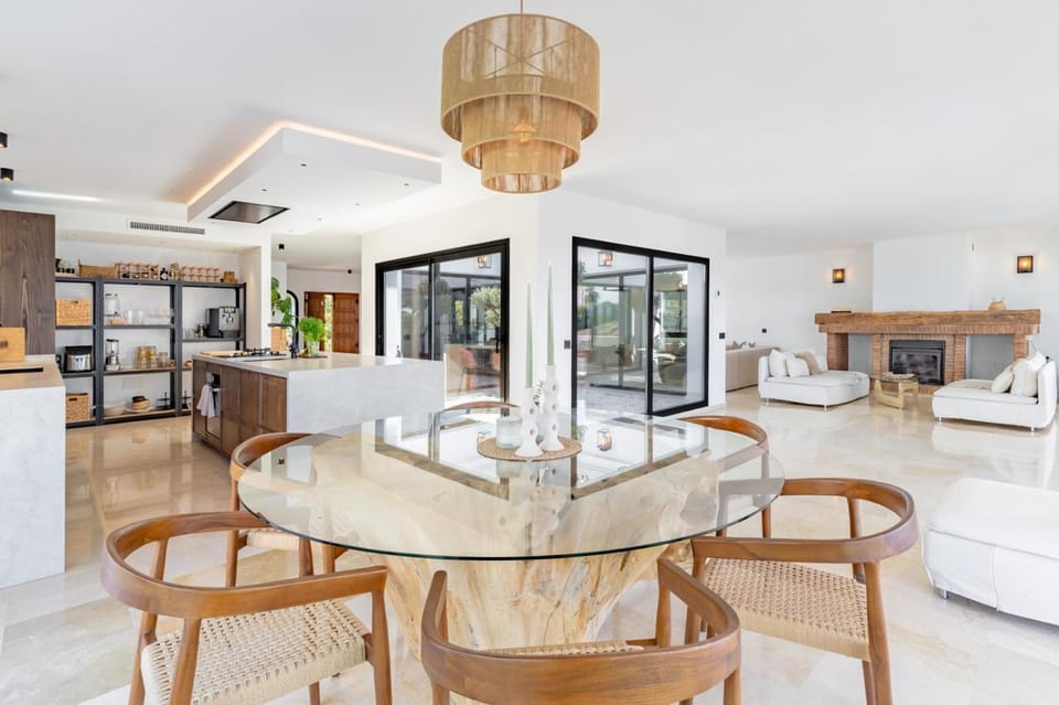 Dining area, kitchen