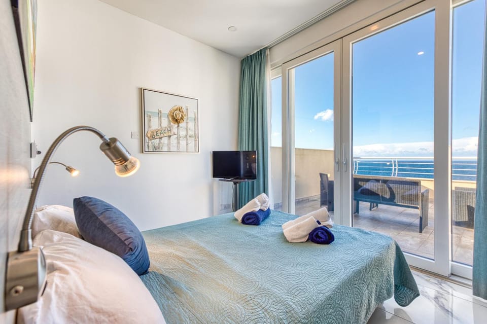 Stylish Penthouse Studio Bay Square 5 Apartment in Saint Paul's Bay