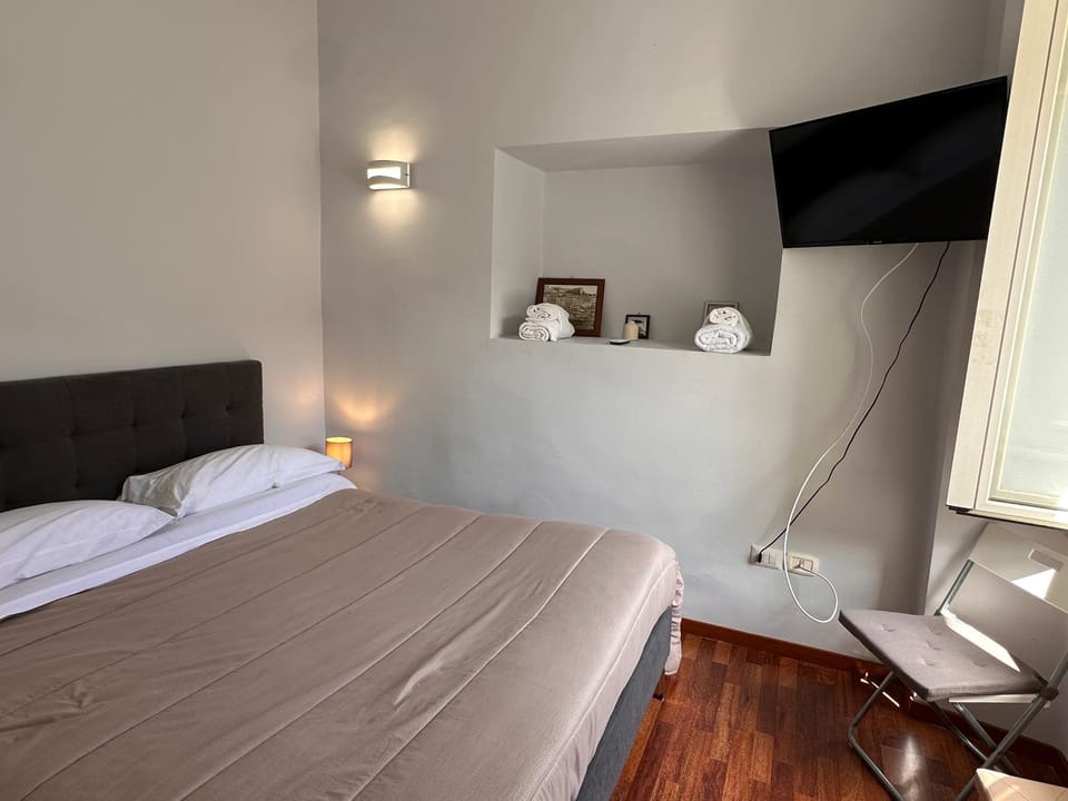Bed, TV and multimedia, Photo of the whole room, Bedroom