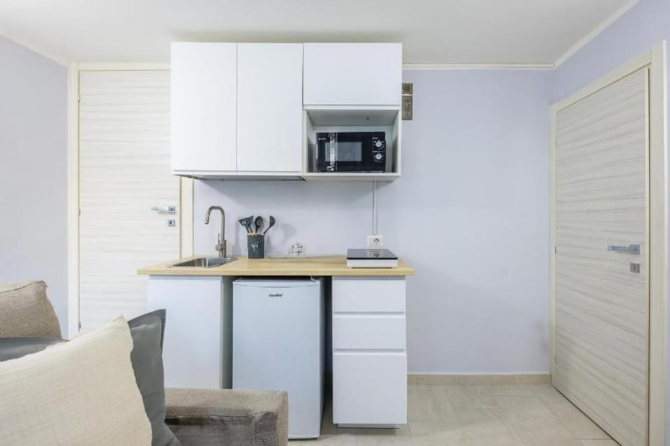 Coffee/tea facilities, Kitchen or kitchenette, Dining area, stove