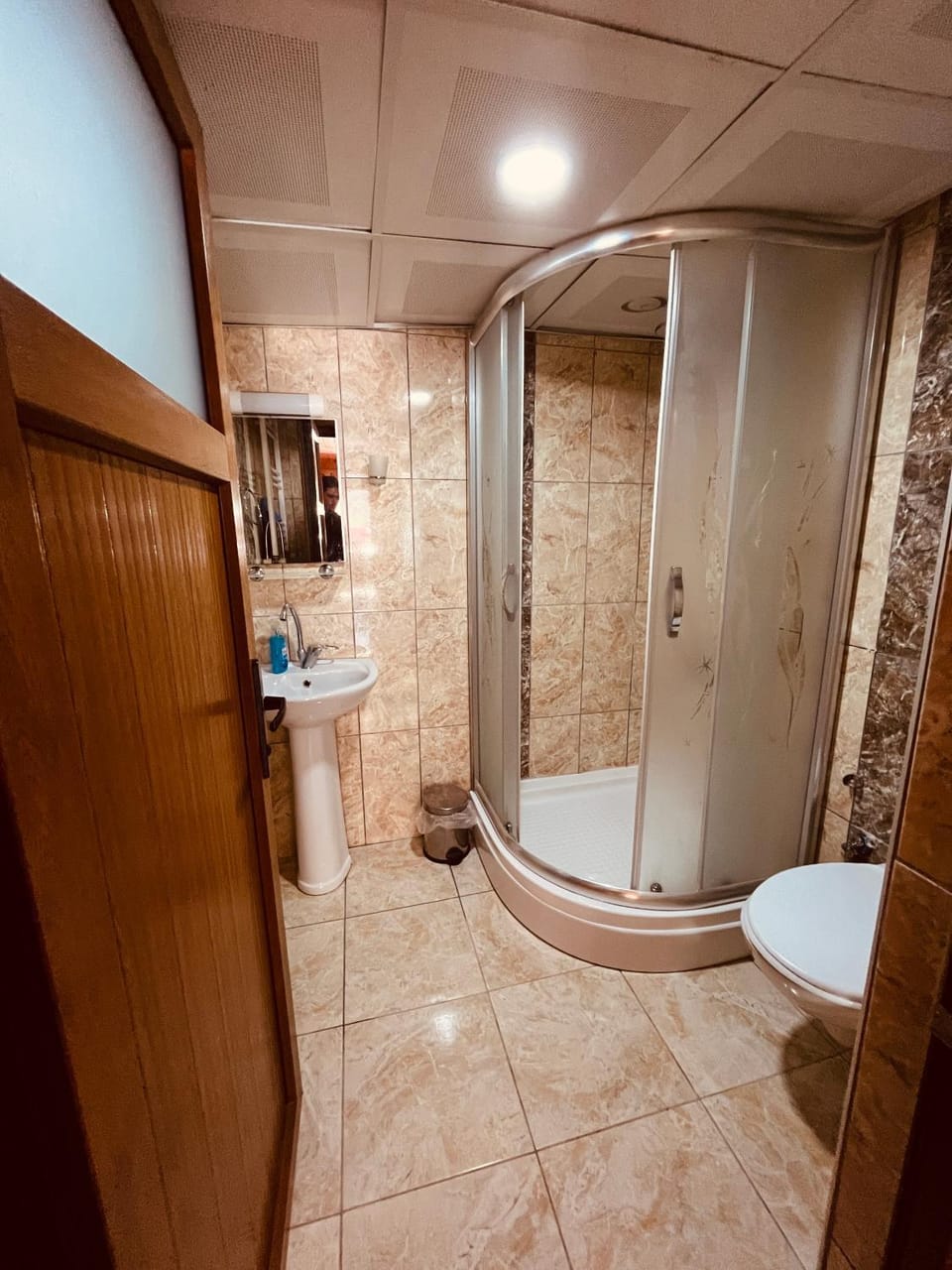 Shower, Toilet, Bathroom, Quiet street view, towels