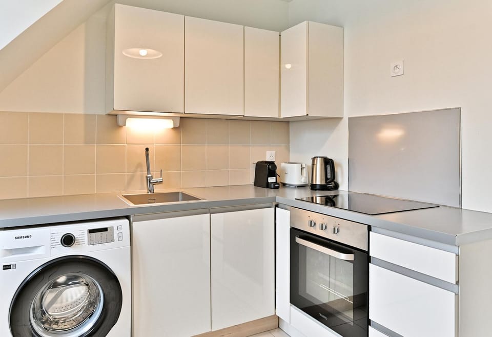 Coffee/tea facilities, Kitchen or kitchenette, oven, stove, toaster, washing machine