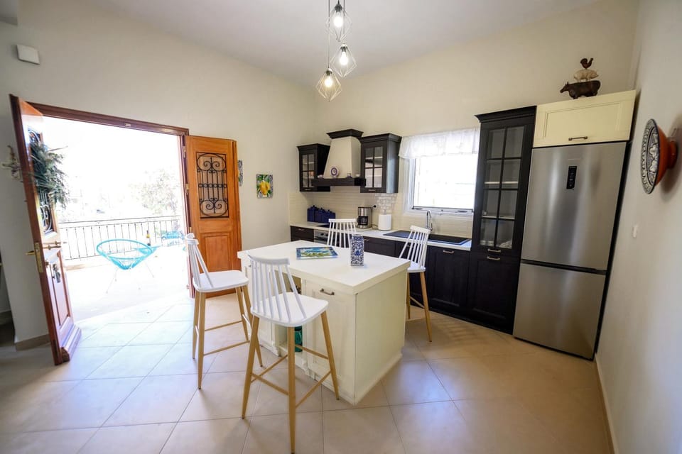 Kitchen or kitchenette, Lounge or bar, Dining area, minibar