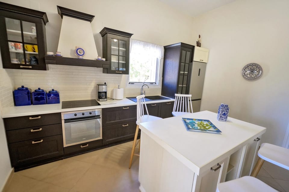 Coffee/tea facilities, Kitchen or kitchenette, Lounge or bar, Dining area, minibar