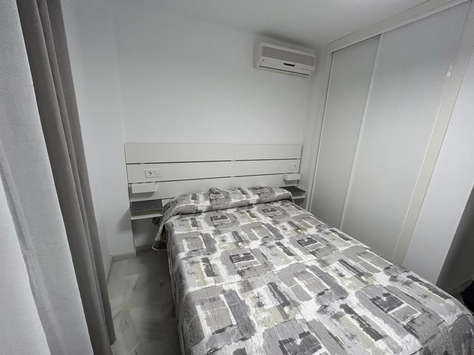 Bed, Photo of the whole room, Bedroom, air conditioner