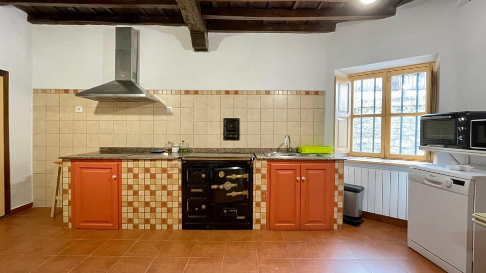 Kitchen or kitchenette, dishwasher, oven