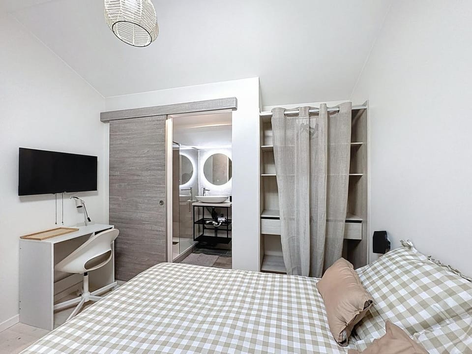 Bed, TV and multimedia, Photo of the whole room, Bedroom