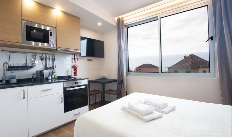 Bed, Kitchen or kitchenette, Bedroom