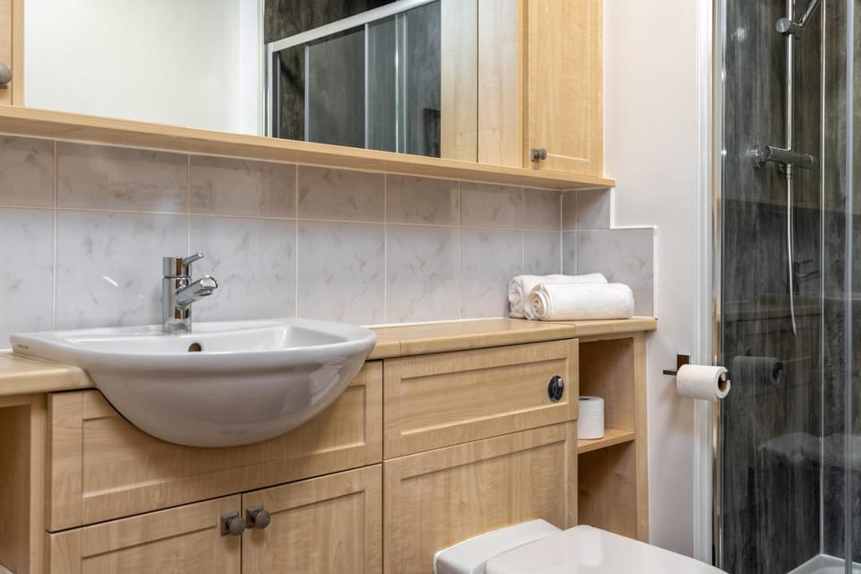 Queens Crescent - Stylish retreat and Tranquil Apartment in Aberdeen