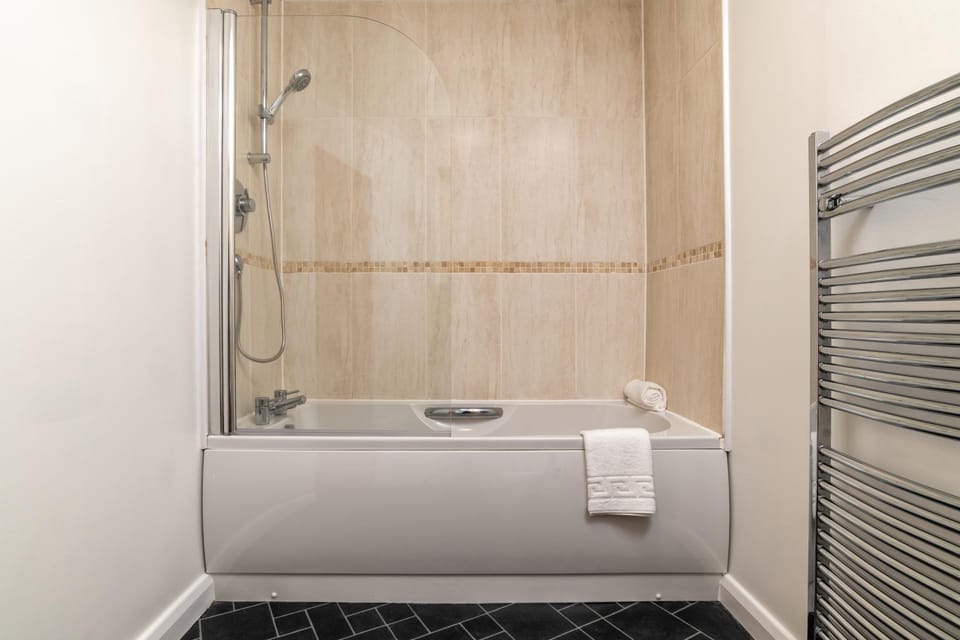 Queens Crescent - Stylish retreat and Tranquil Apartment in Aberdeen