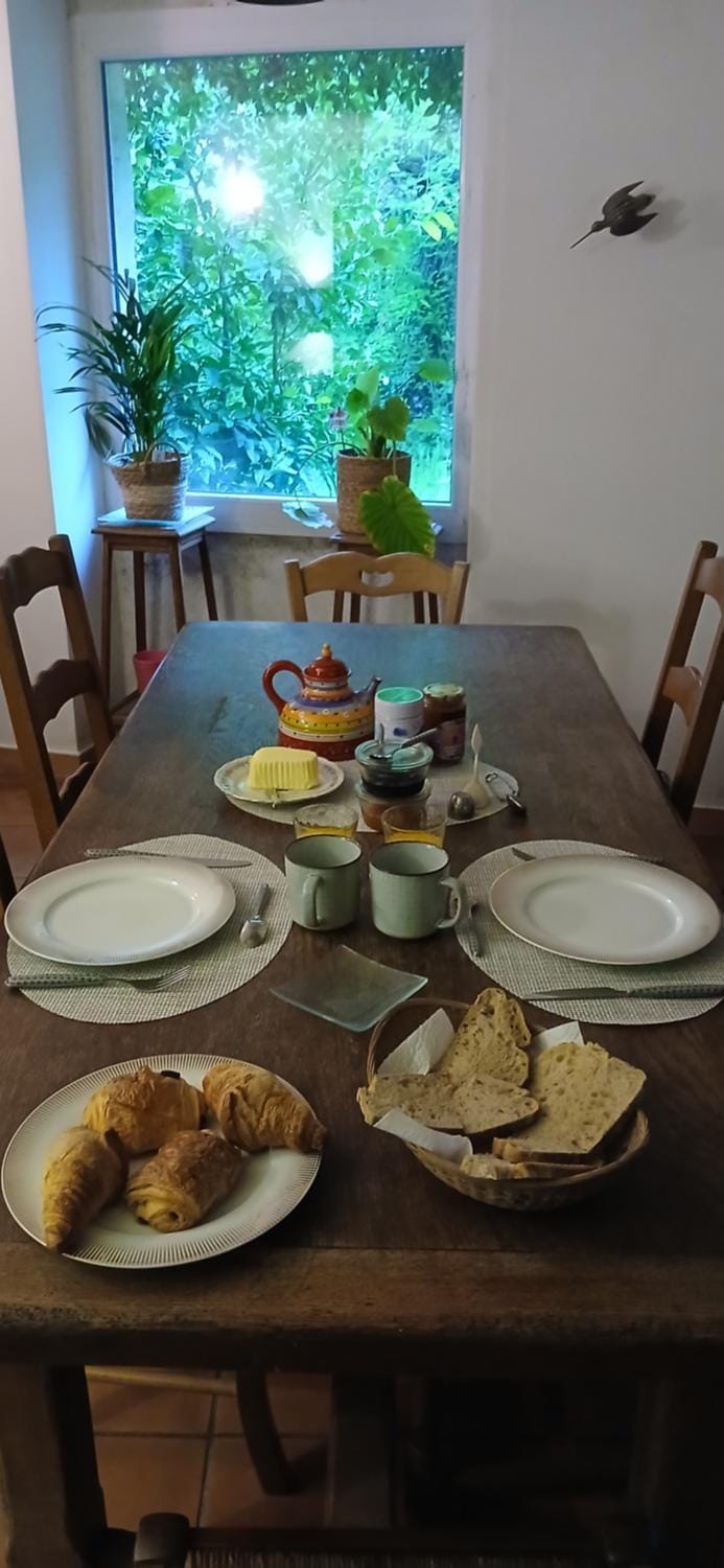 Food and drinks, Dining area, Food, Breakfast, Continental breakfast