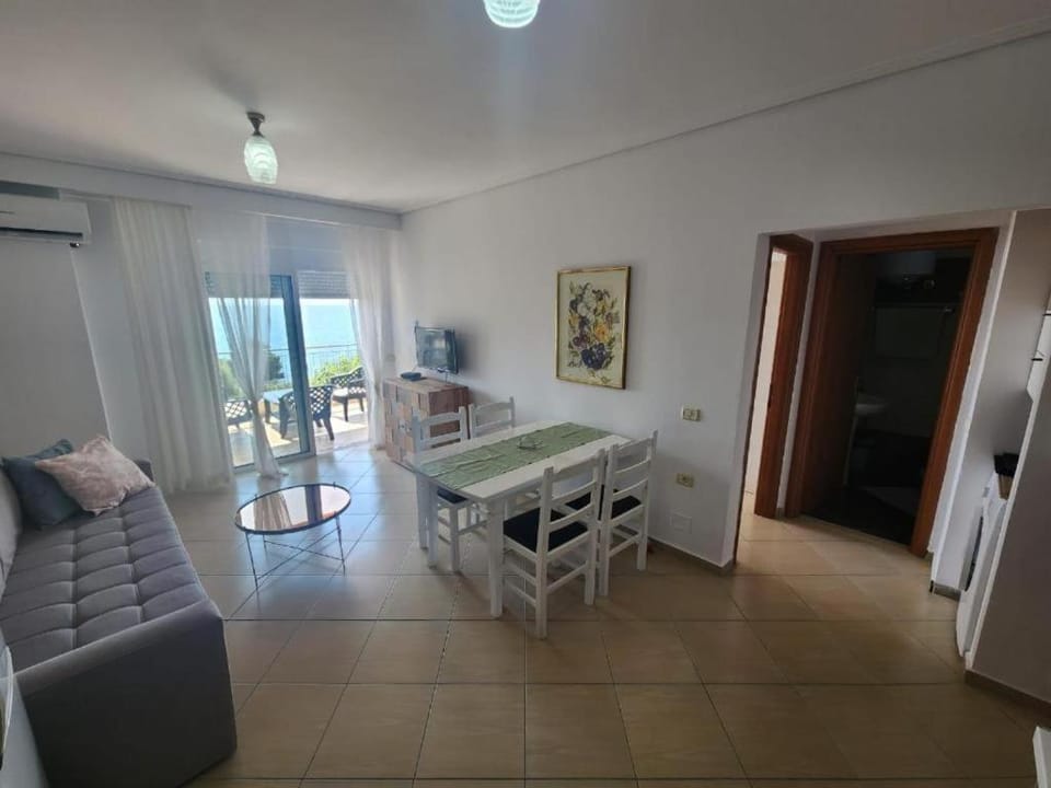 TV and multimedia, Kitchen or kitchenette, Living room, Seating area, Dining area