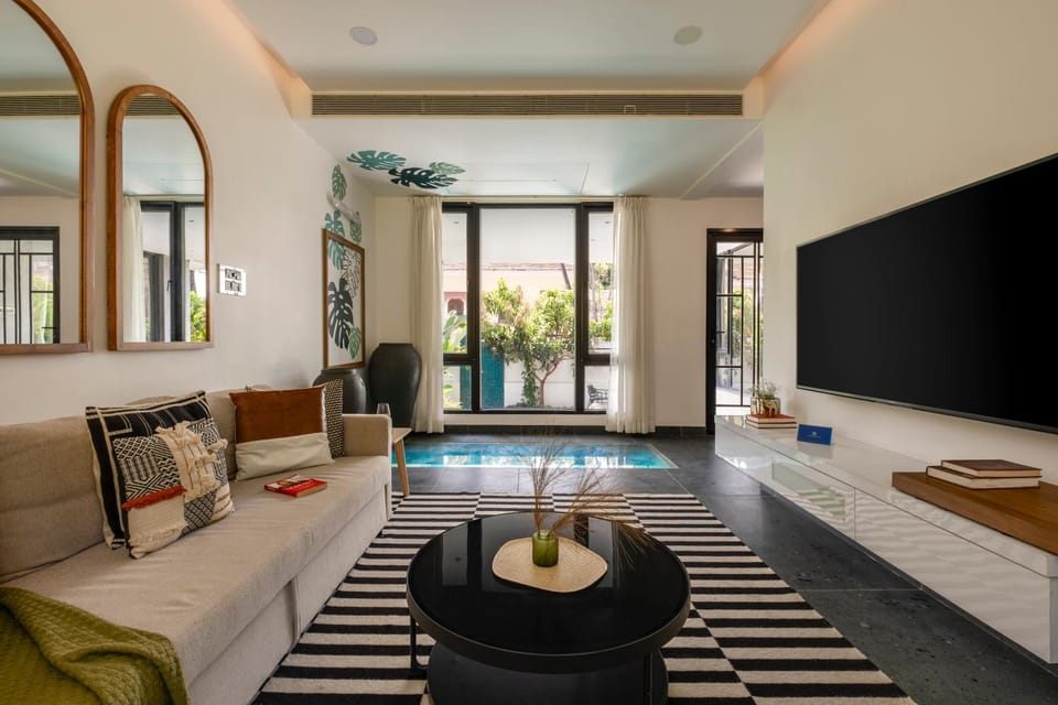 TV and multimedia, Living room, Photo of the whole room, Seating area, Pool view