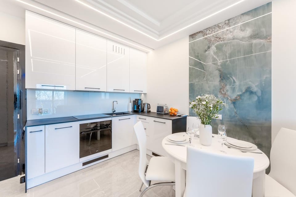 Coffee/tea facilities, Kitchen or kitchenette, Dining area, dishwasher, oven, stove, toaster