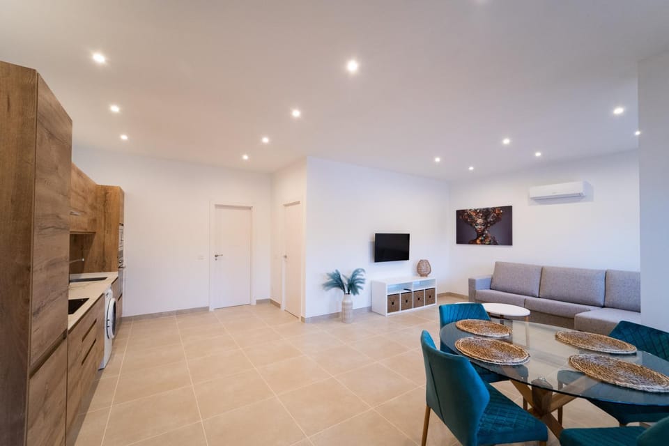 Communal lounge/ TV room, TV and multimedia, Kitchen or kitchenette, Living room, Seating area, Dining area