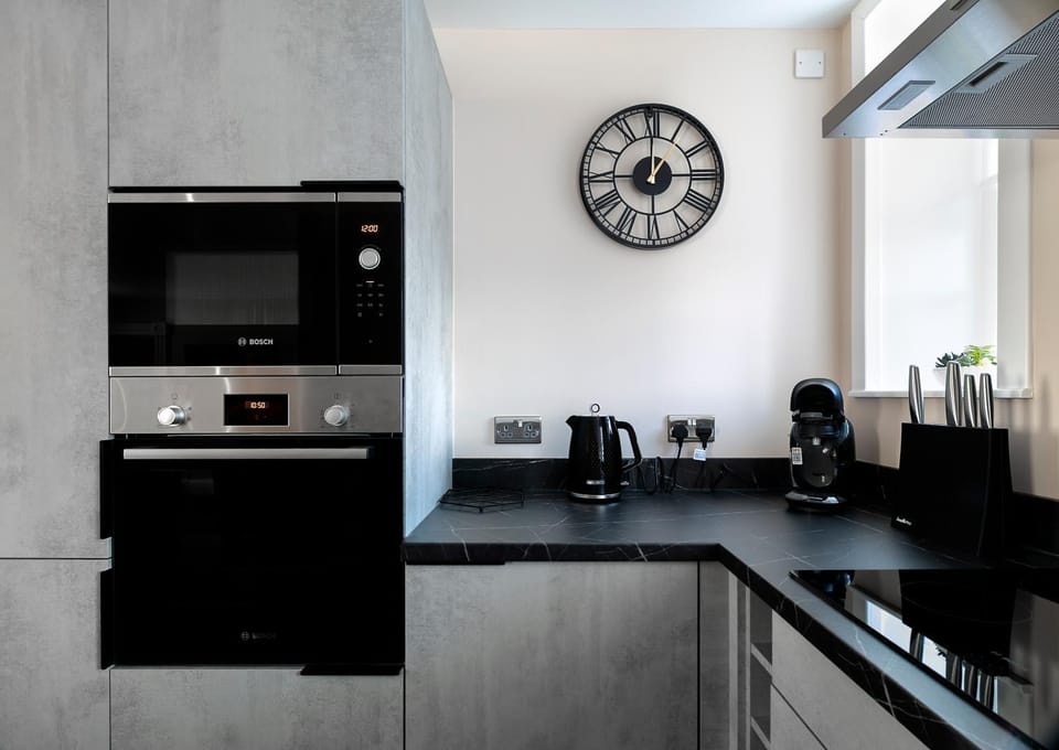 Coffee/tea facilities, Kitchen or kitchenette, oven, stove, toaster