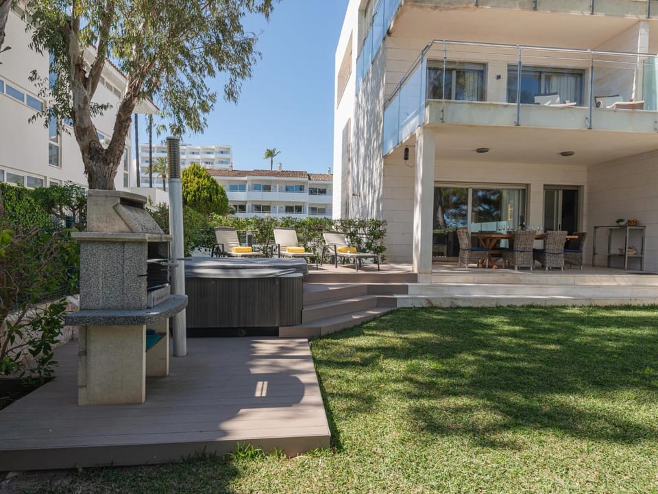 Exclusiva Villa Saturn en Primera Línea de Playa en Alcudia con Jacuzzi House in Raiguer