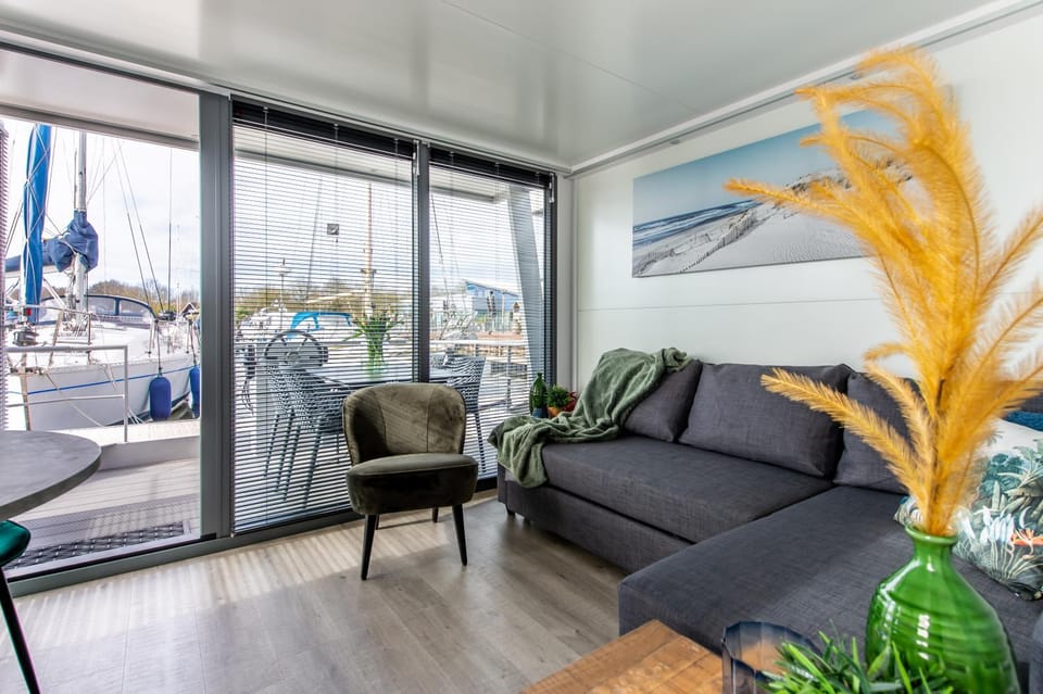 View (from property/room), Balcony/Terrace, Living room, Seating area