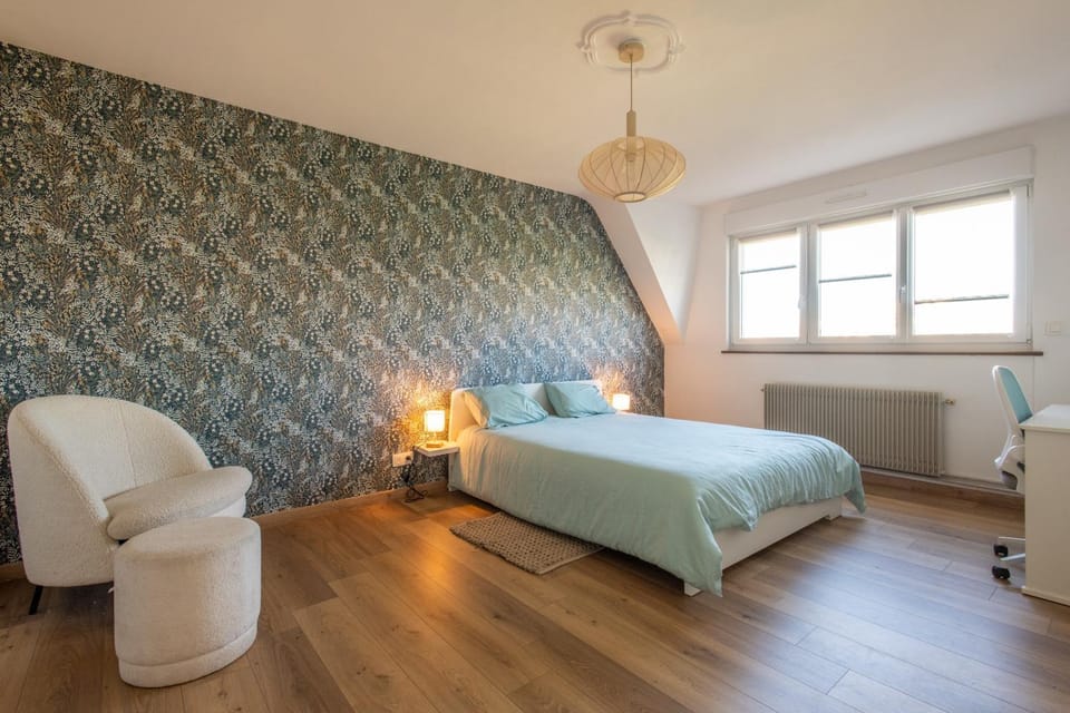 Photo of the whole room, Bedroom
