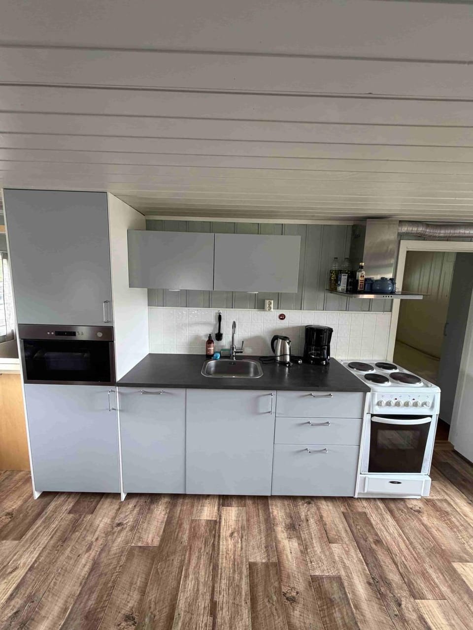 Coffee/tea facilities, Kitchen or kitchenette, dishwasher, oven, stove, kitchen