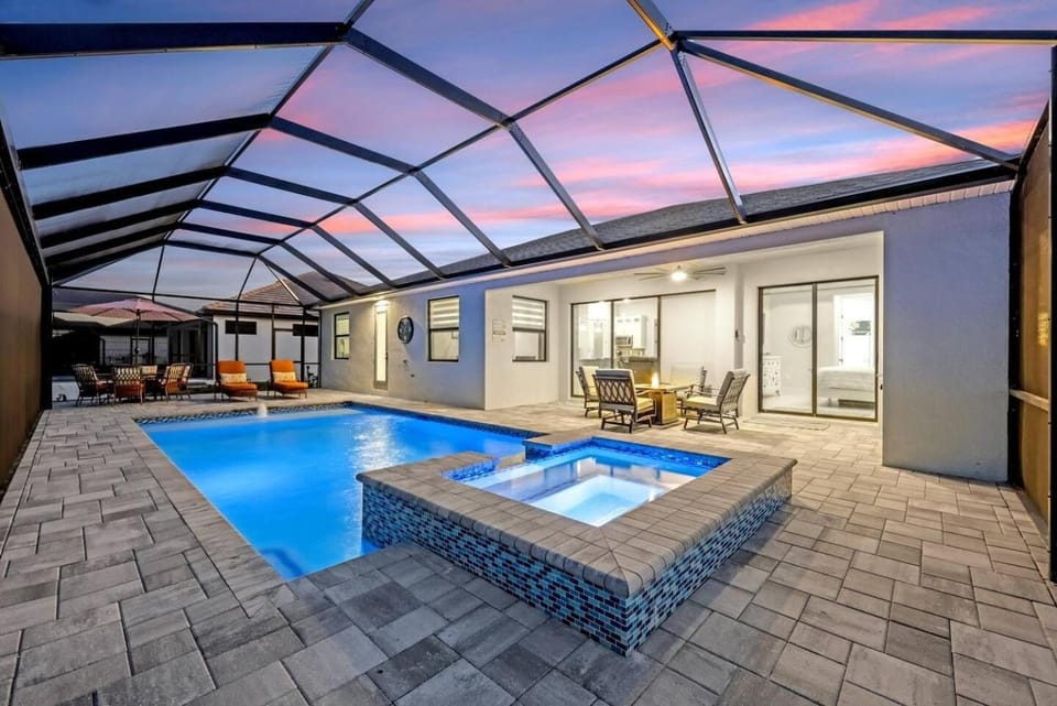 Gulf Access, Heated Pool and Spa, Tiki Hut, & Bikes - Cape Clover - Roelens Vacations House in Cape Coral