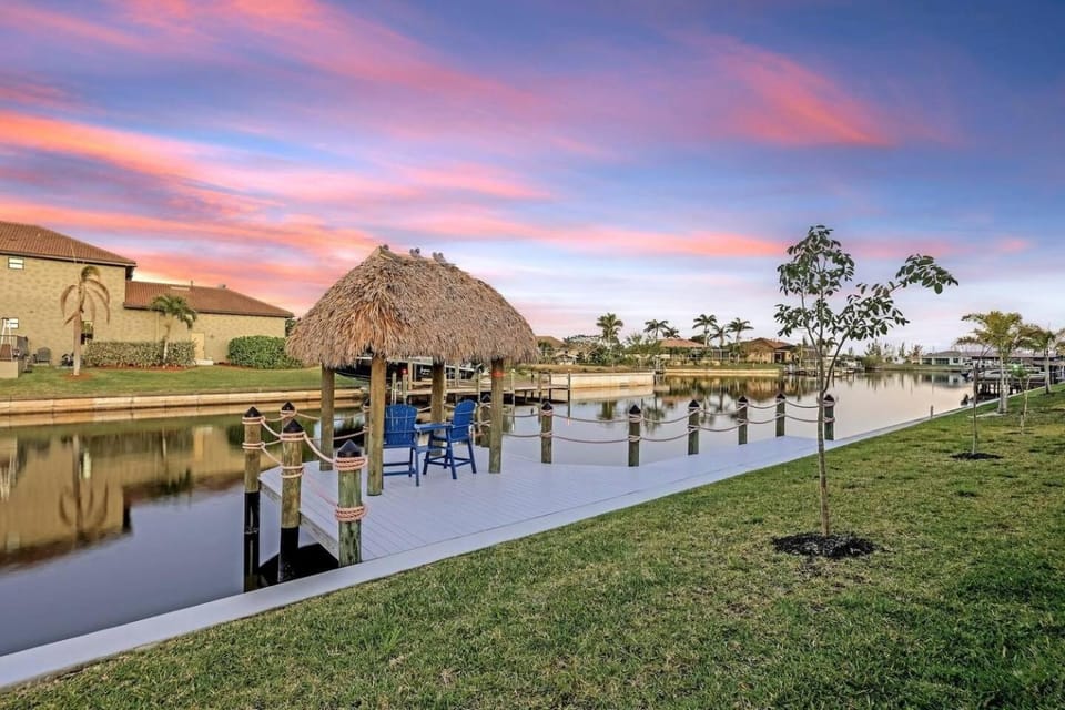 Gulf Access, Heated Pool and Spa, Tiki Hut, & Bikes - Cape Clover - Roelens Vacations House in Cape Coral