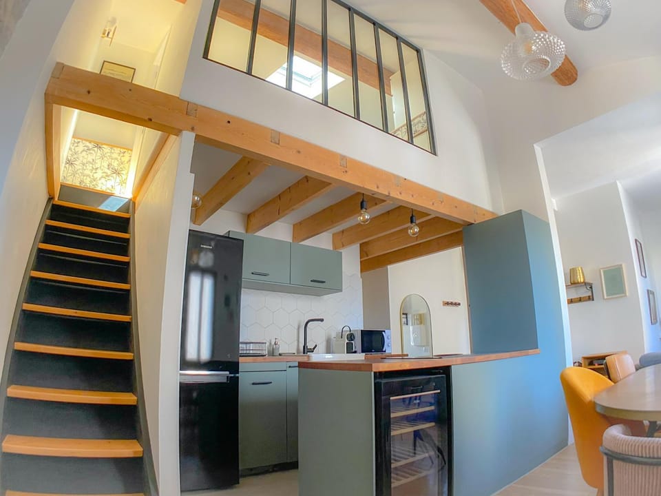 Coffee/tea facilities, Kitchen or kitchenette, dishwasher, minibar, oven, storage, stove, washing machine