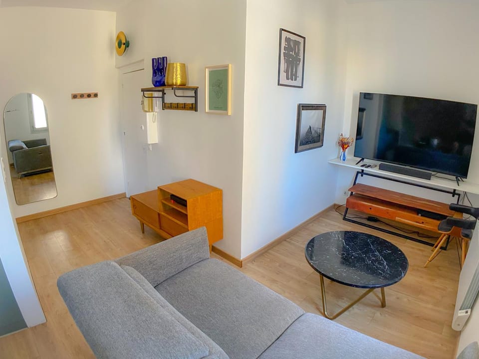 TV and multimedia, Living room, Seating area, internet