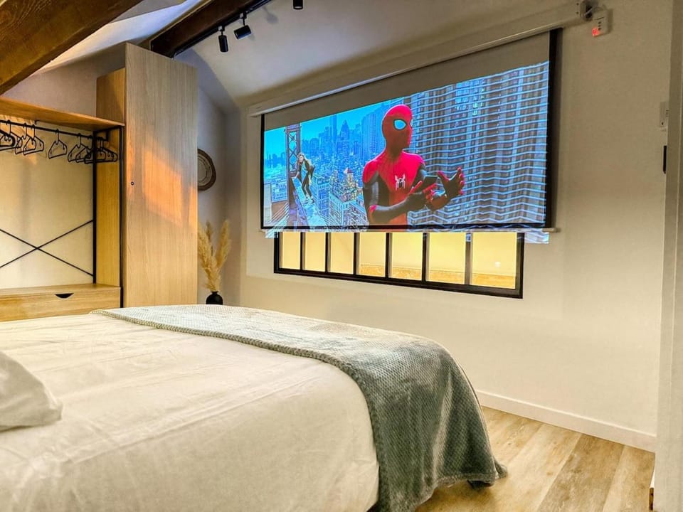 Bed, TV and multimedia, Photo of the whole room, Bedroom