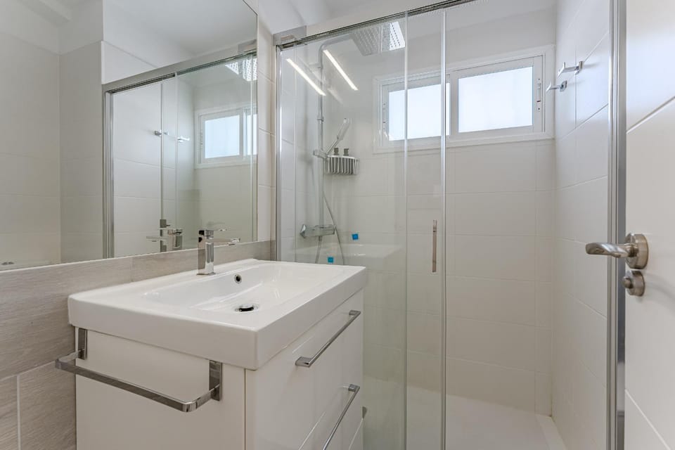 Shower, Bathroom, towels