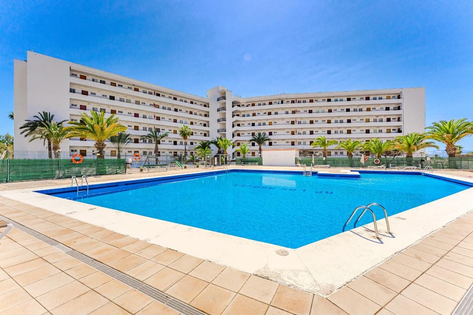 Property building, Day, Swimming pool, sunbed