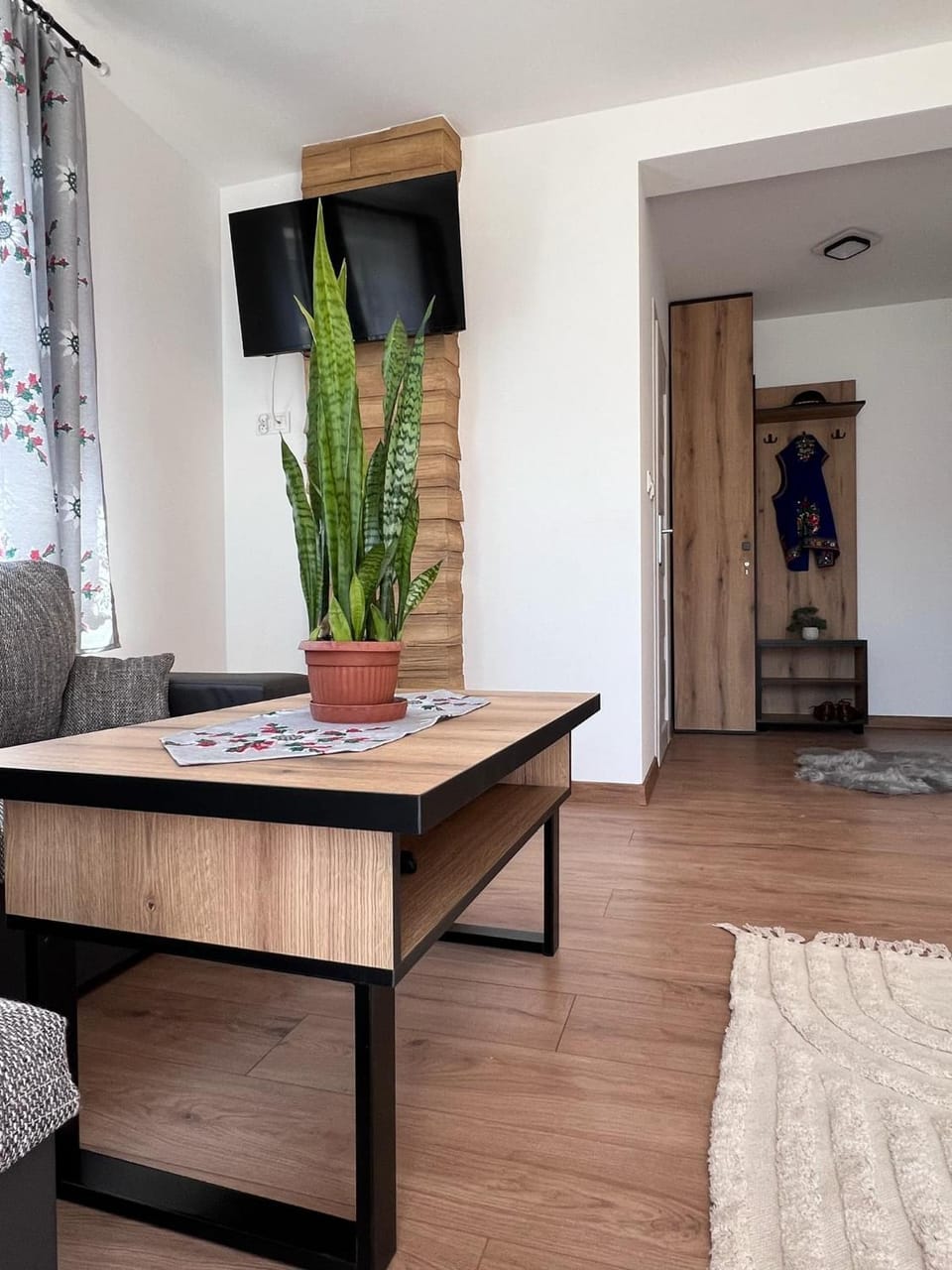 TV and multimedia, Living room, Seating area, Evening entertainment