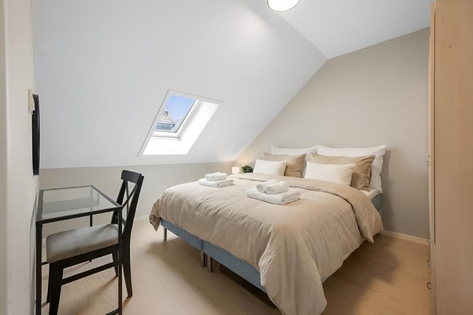 Bed, Bedroom, towels