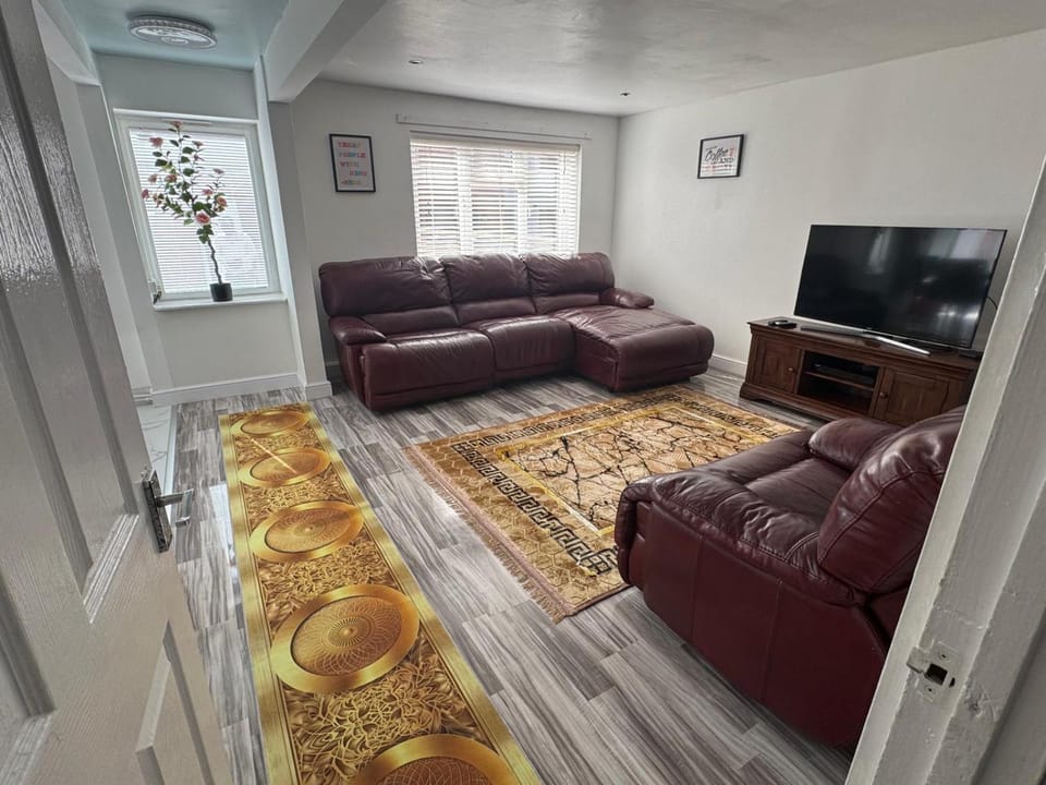 Communal lounge/ TV room, Living room, Seating area
