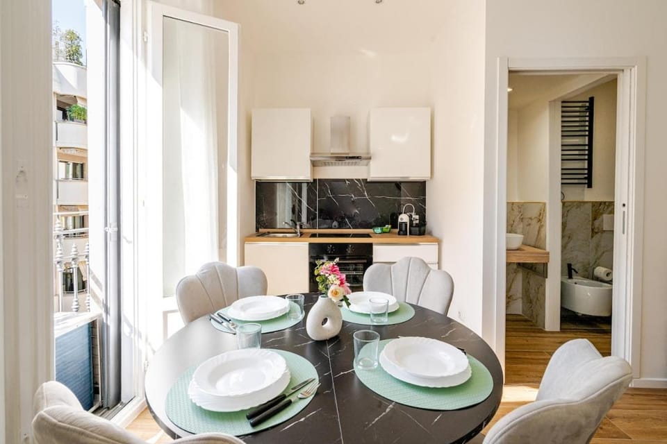 Kitchen or kitchenette, Dining area