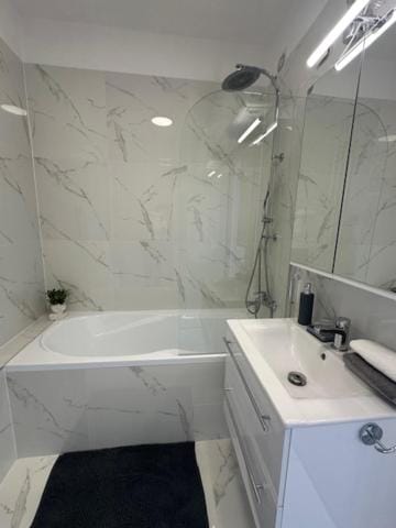 Shower, Bathroom, Bath, towels