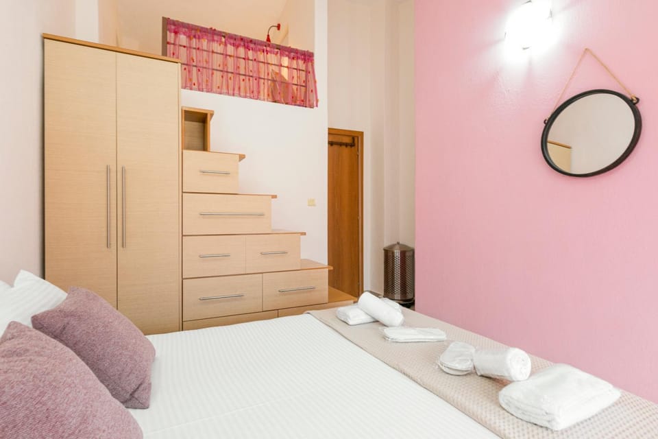 Bed, Photo of the whole room, Decorative detail, Bedroom, towels, wardrobe