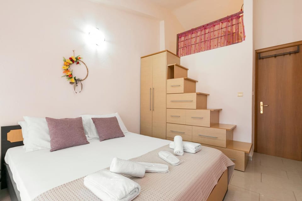 Bed, Photo of the whole room, Decorative detail, Bedroom, towels