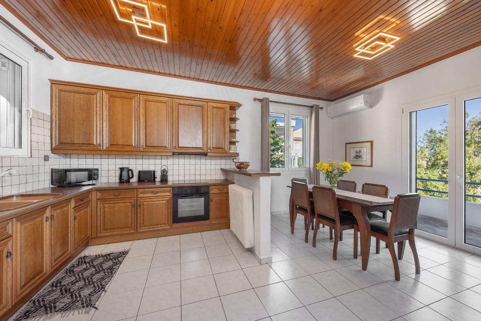 Elegant Coastal Retreat, Hot Tub and Sea Views By KB Hospitality House in East Attica Regional Unit, Greece